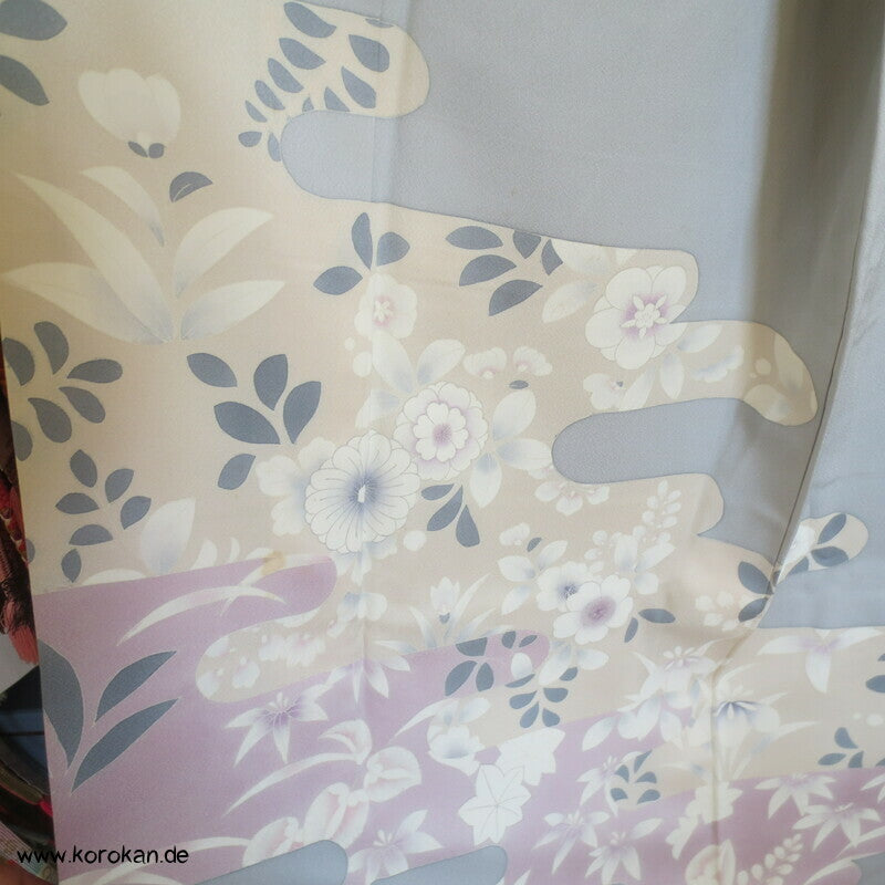 Tsukesage Kimono hellgrau Kamelien in Nebel