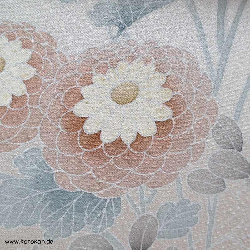 Kugelchrysanthemen mit Teilstickerei, Tanmono