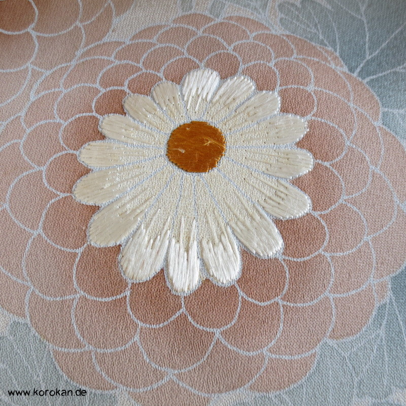 Kugelchrysanthemen mit Teilstickerei, Tanmono