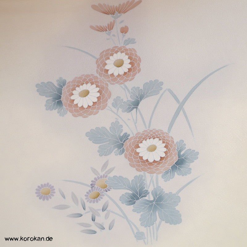 Kugelchrysanthemen mit Teilstickerei, Tanmono