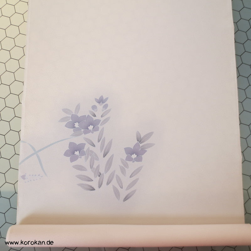 Kugelchrysanthemen mit Teilstickerei, Tanmono