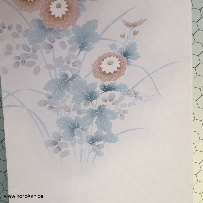Kugelchrysanthemen mit Teilstickerei, Tanmono