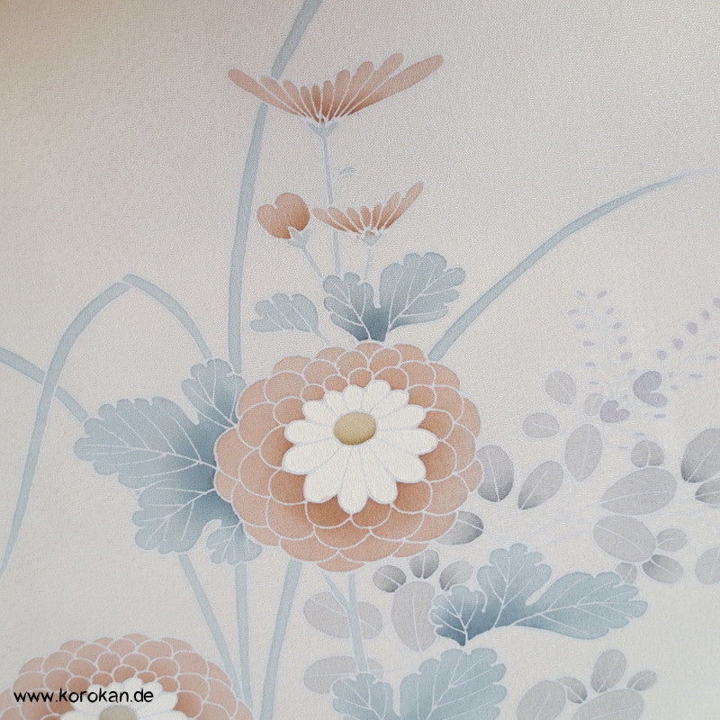 Kugelchrysanthemen mit Teilstickerei, Tanmono