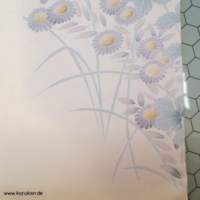 Kugelchrysanthemen mit Teilstickerei, Tanmono