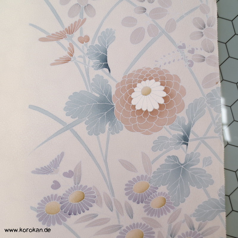 Kugelchrysanthemen mit Teilstickerei, Tanmono