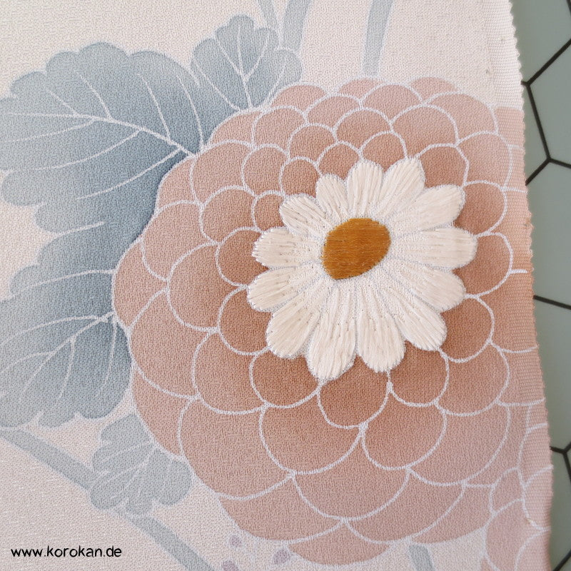 Kugelchrysanthemen mit Teilstickerei, Tanmono