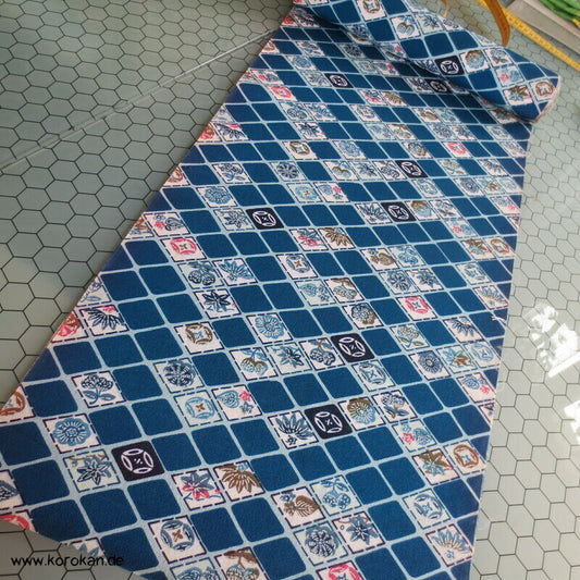 diagonales Karo mit Mon Symbolen Kimono Crepe