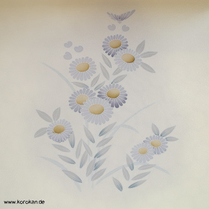 Kugelchrysanthemen mit Teilstickerei, Tanmono