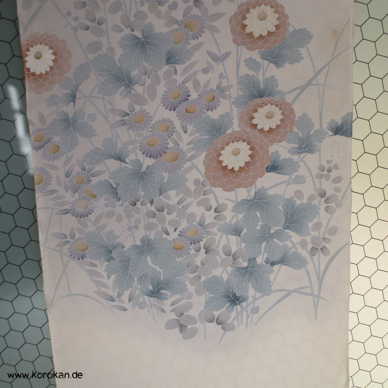Kugelchrysanthemen mit Teilstickerei, Tanmono