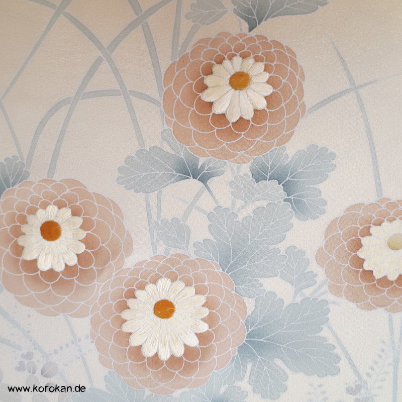 Kugelchrysanthemen mit Teilstickerei, Tanmono