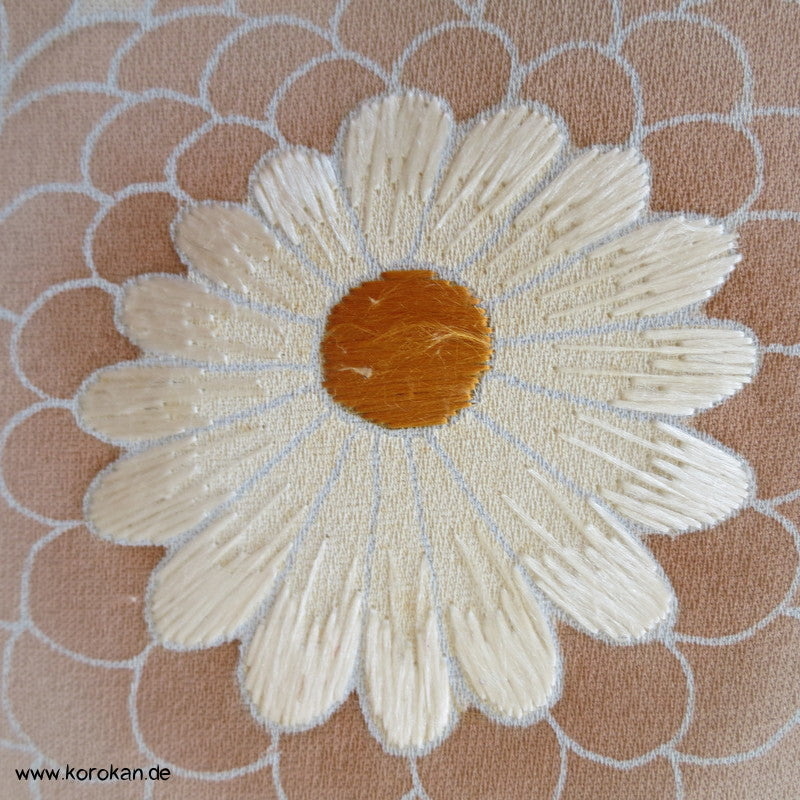 Kugelchrysanthemen mit Teilstickerei, Tanmono