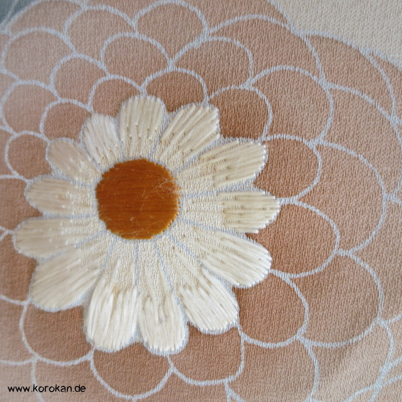 Kugelchrysanthemen mit Teilstickerei, Tanmono