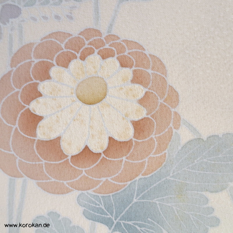Kugelchrysanthemen mit Teilstickerei, Tanmono