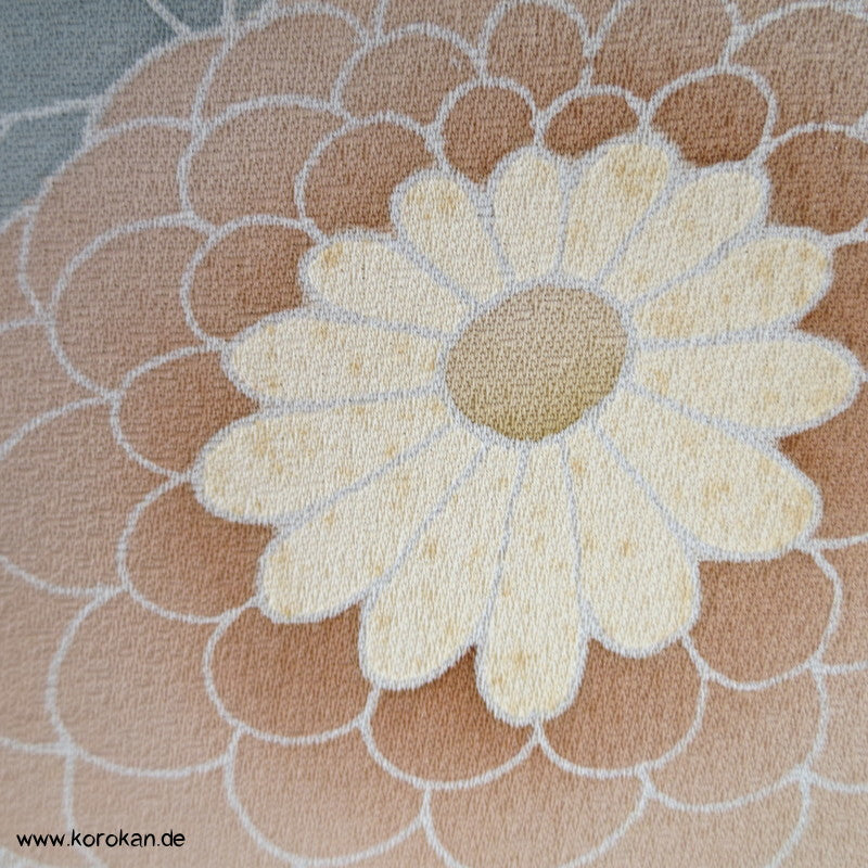 Kugelchrysanthemen mit Teilstickerei, Tanmono