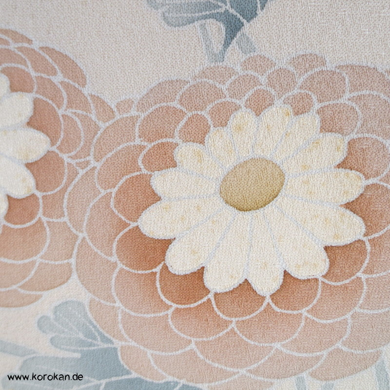 Kugelchrysanthemen mit Teilstickerei, Tanmono