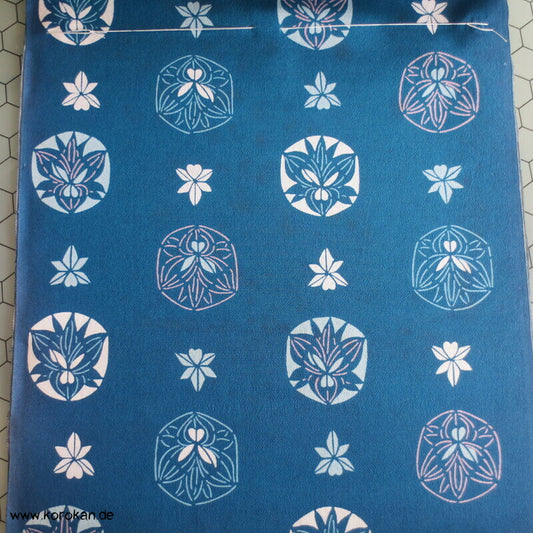 Iris Symbole auf blau Kimono Crepe