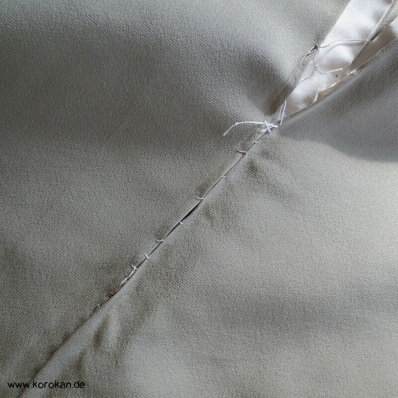 khakigrün Homongi Seidencrepe Kimono, Stickereibild