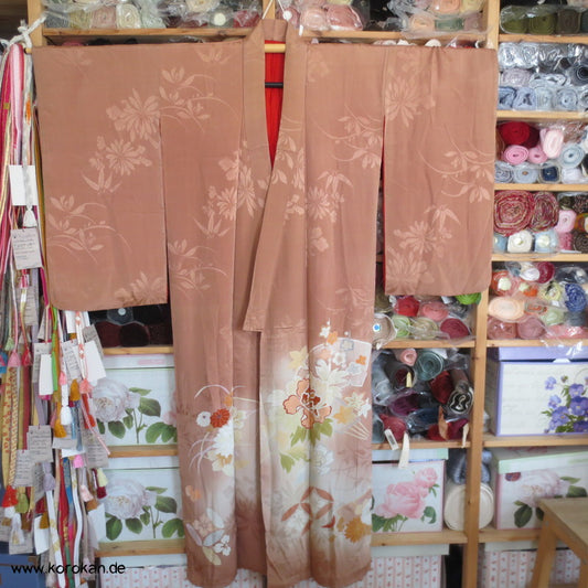 Antiker Blumen IroTomesode Kimono, hellbraunrosa