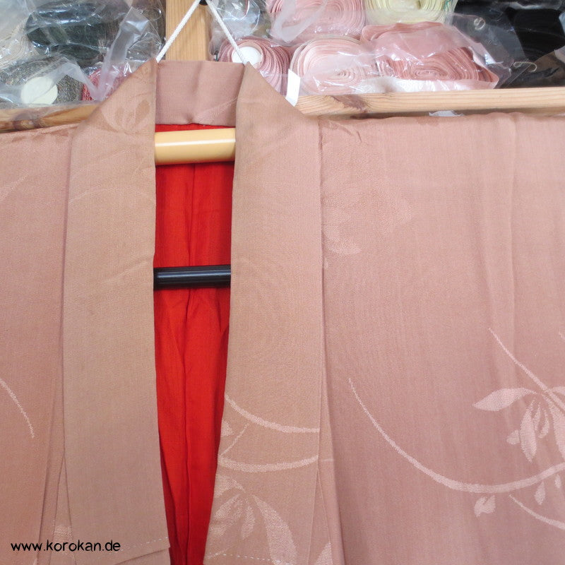 Antiker Blumen IroTomesode Kimono, hellbraunrosa