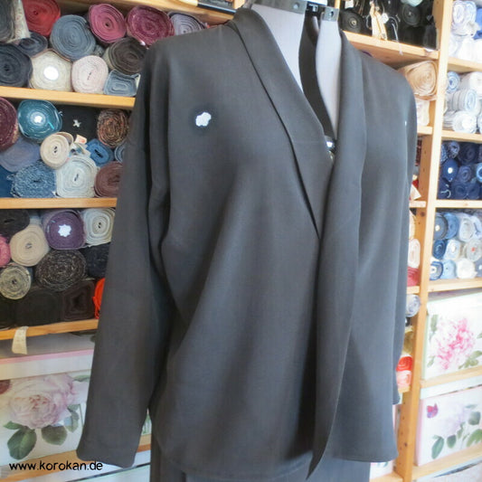Kimono Seiden Upcycling Hemd / Bluse, schwarzer Crepe mit Mon Wappen Gr. L