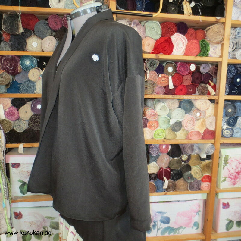 Kimono Seiden Upcycling Hemd / Bluse, schwarzer Crepe mit Mon Wappen Gr. L