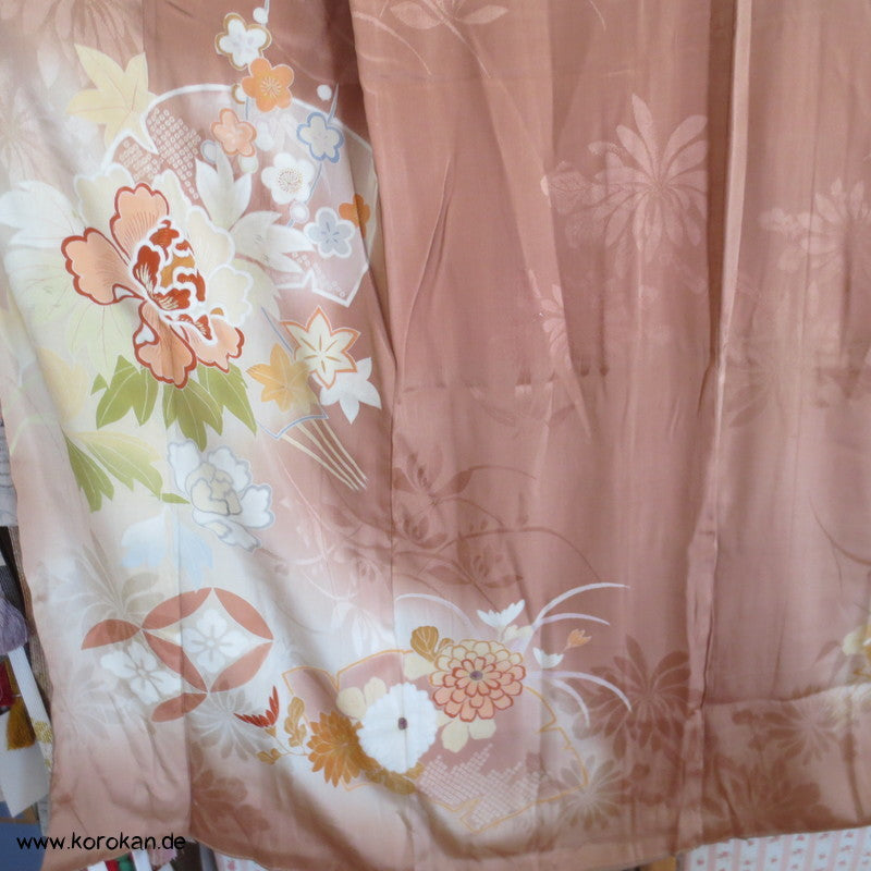 Antiker Blumen IroTomesode Kimono, hellbraunrosa