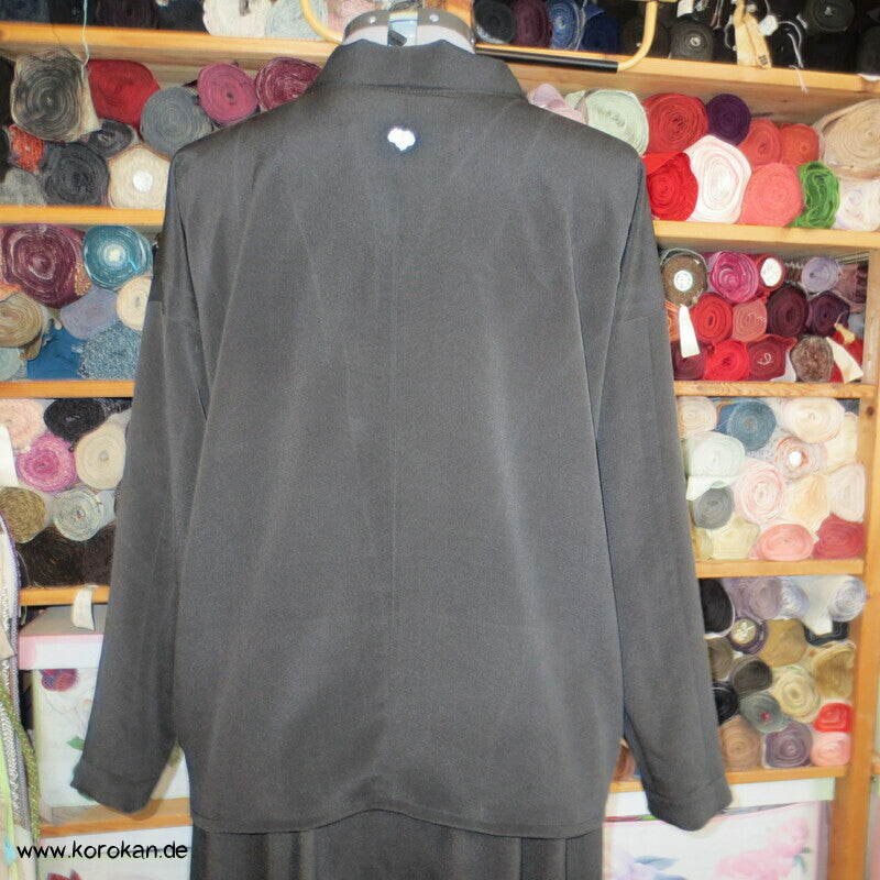 Kimono Seiden Upcycling Hemd / Bluse, schwarzer Crepe mit Mon Wappen Gr. L