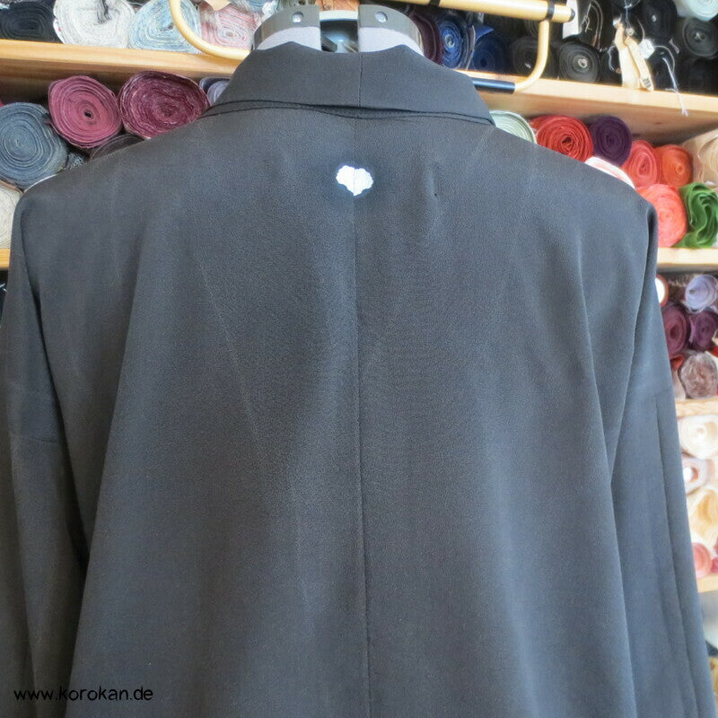 Kimono Seiden Upcycling Hemd / Bluse, schwarzer Crepe mit Mon Wappen Gr. L