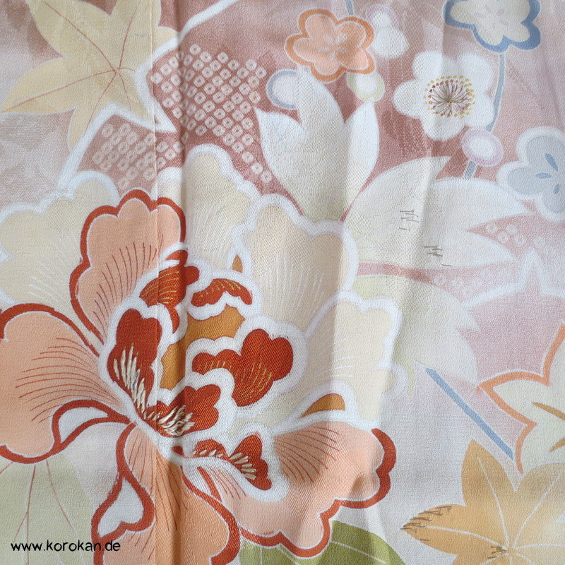 Antiker Blumen IroTomesode Kimono, hellbraunrosa