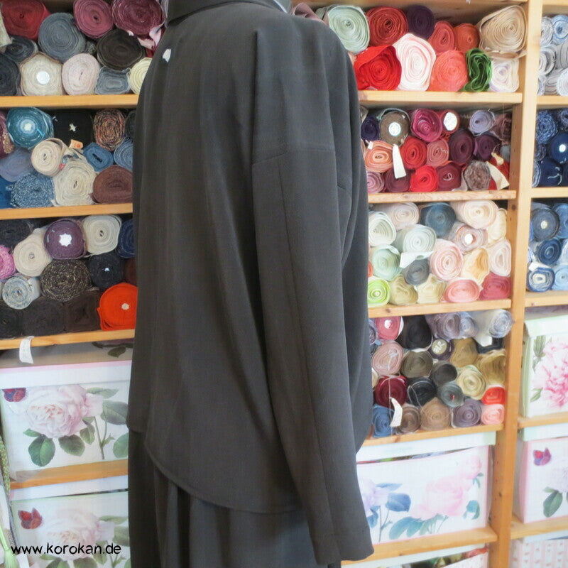 Kimono Seiden Upcycling Hemd / Bluse, schwarzer Crepe mit Mon Wappen Gr. L