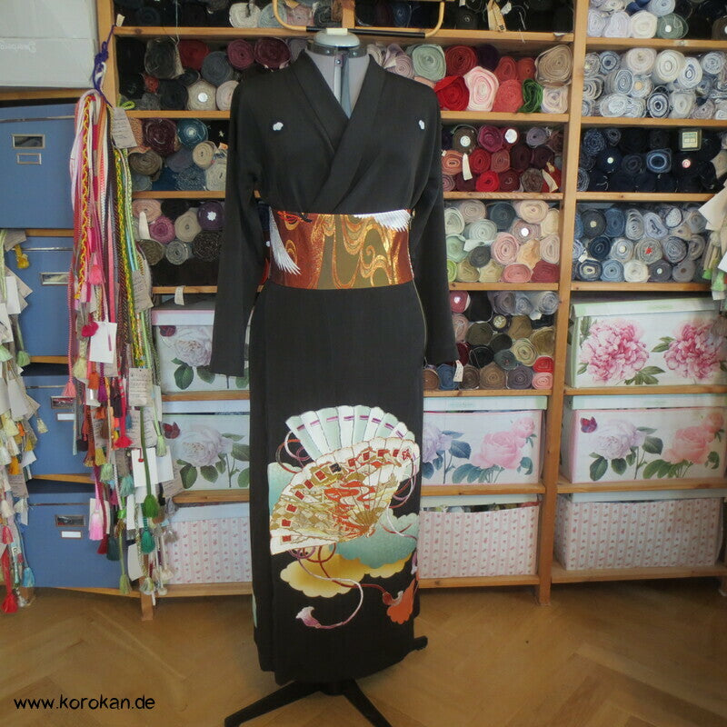 Kimono Seiden Upcycling Top, schwarzer Crepe mit Mon Wappen Gr. M