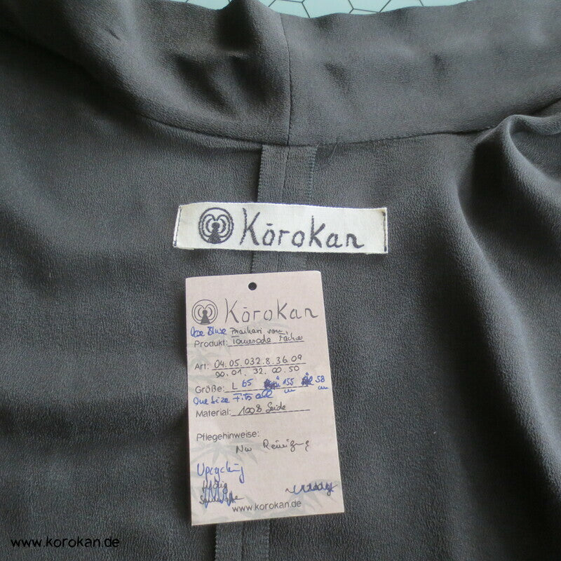 Kimono Seiden Upcycling Hemd / Bluse, schwarzer Crepe mit Mon Wappen Gr. L