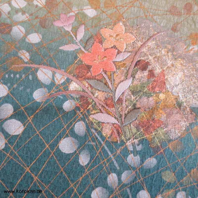Bokashi, feine Blüten gold, bestickt, Furisode Karieba