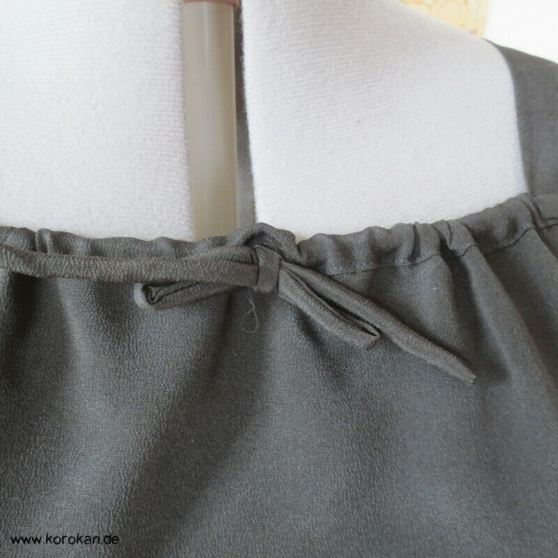 Kimono Seiden Upcycling Top, schwarzer Crepe mit Mon Wappen Gr. M