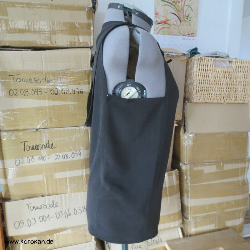 Kimono Seiden Upcycling Top, schwarzer Crepe mit Mon Wappen Gr. M