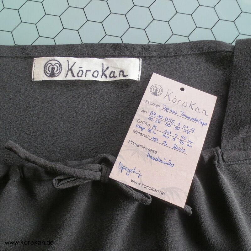 Kimono Seiden Upcycling Top, schwarzer Crepe mit Mon Wappen Gr. M