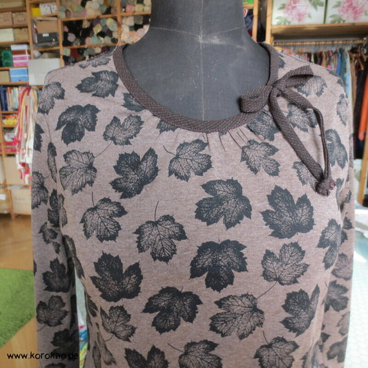 Herbstshirt Ahornblätter auf braun Jersey mit Seidenkanteneinfassung