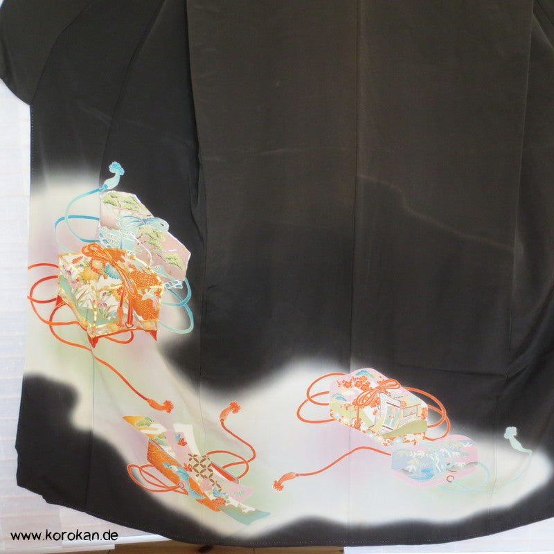 Schatzkästchen und Flechtbänderstickerei Tomesode Seiden Kimono
