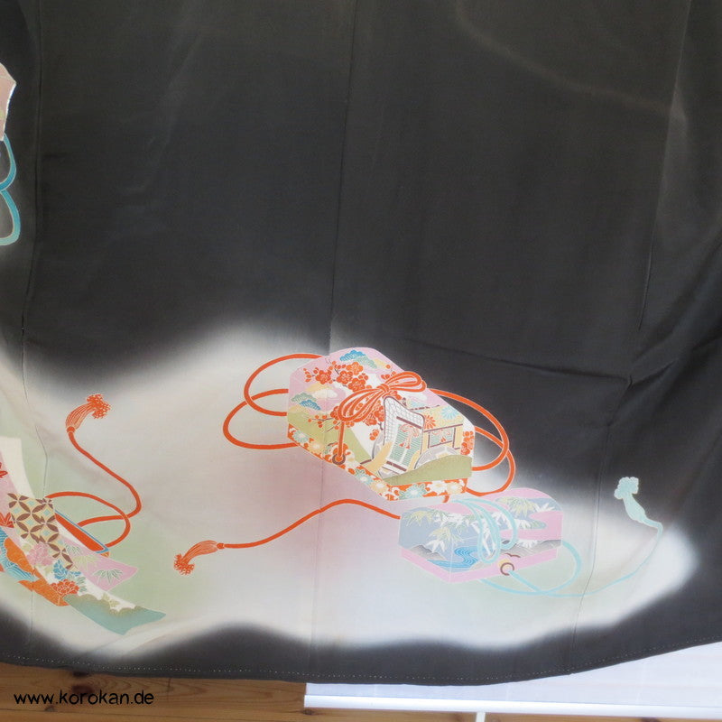 Schatzkästchen und Flechtbänderstickerei Tomesode Seiden Kimono