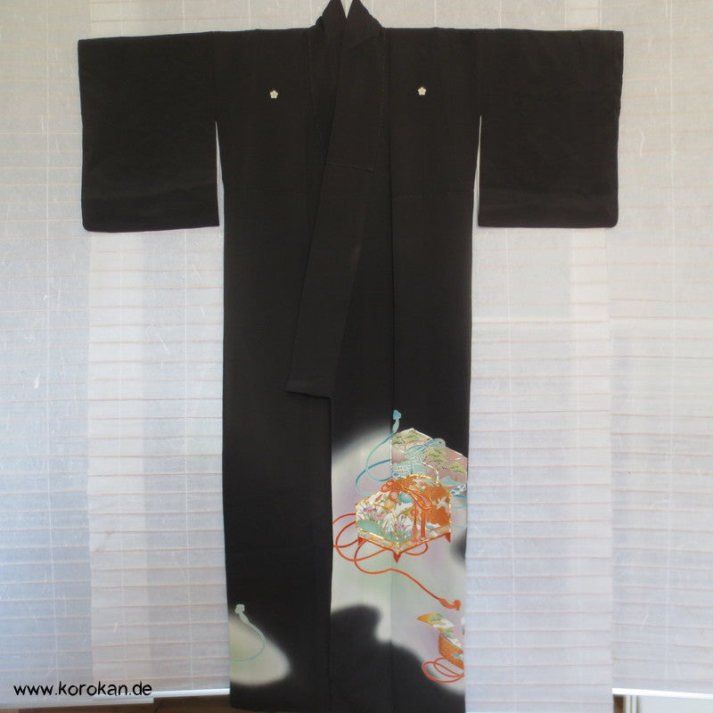 Schatzkästchen und Flechtbänderstickerei Tomesode Seiden Kimono