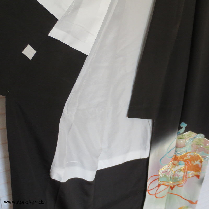 Schatzkästchen und Flechtbänderstickerei Tomesode Seiden Kimono