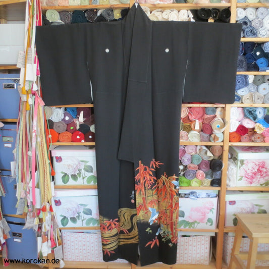 Bambusgebüsch mit gestickten blauen Spatzen Seidencrepe Tomesode Kimono