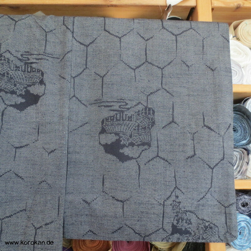 Tsumugi Seiden Kasuri Kimono Kikko mit Motiven in jeansblau