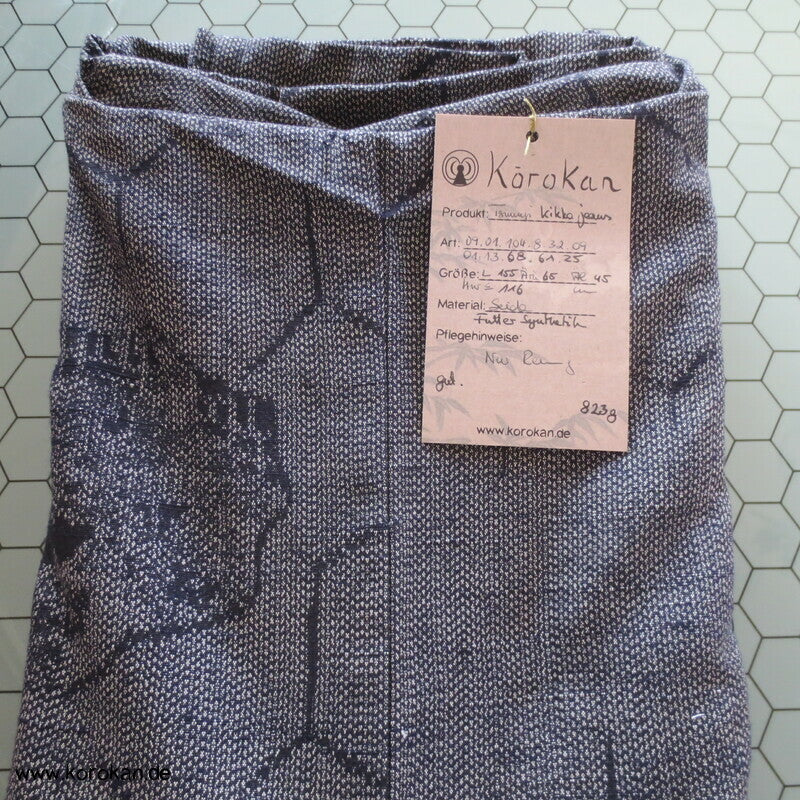 Tsumugi Seiden Kasuri Kimono Kikko mit Motiven in jeansblau