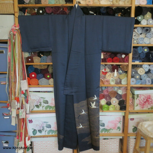 goldene Wellen, gestickte Kraniche Iro Tomesode Kimono, dunkelblauer Seidendamast