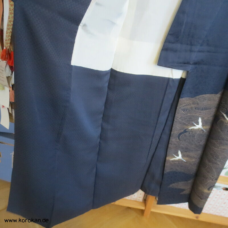 goldene Wellen, gestickte Kraniche Iro Tomesode Kimono, dunkelblauer Seidendamast