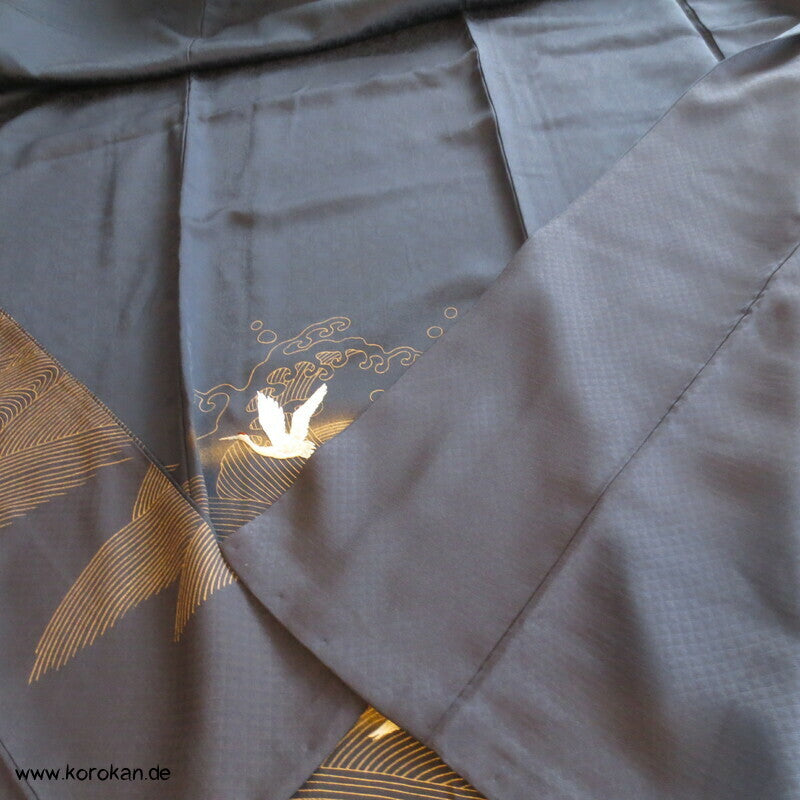 goldene Wellen, gestickte Kraniche Iro Tomesode Kimono, dunkelblauer Seidendamast