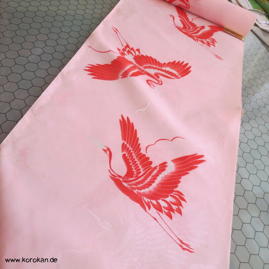 Kraniche rot auf rosa Juban Kunstseidendamast