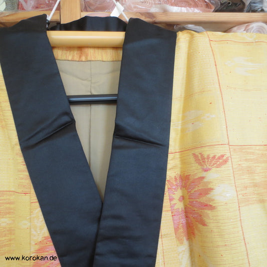 großer gelber Dochugi, aus Seide mit schwarzem Kragen