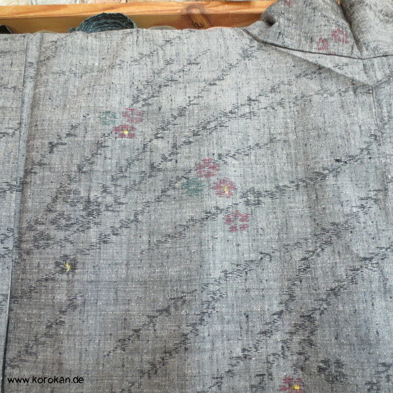 Tsumugi Seiden Kasuri Kimono zarte Zweige in grau